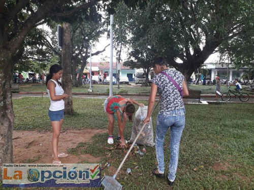  Vendedoras venezolanas iniciaron jornadas de aseo en el Parque General Santander de Tame