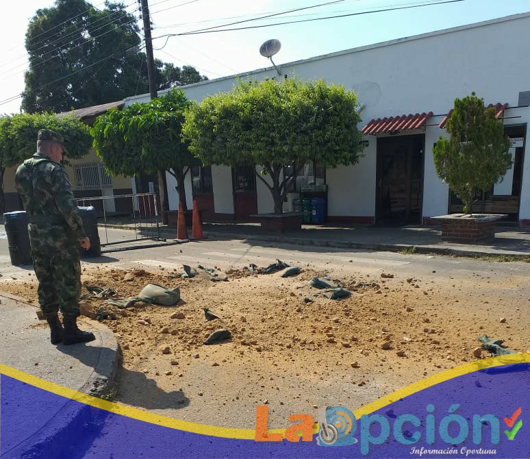  Dos granadas lanzaron a la Estación de Policía en Tame