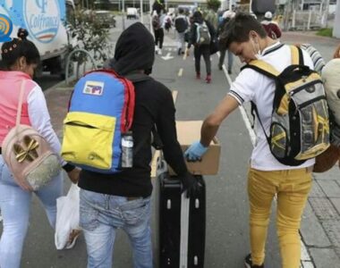 Funcionaria de Migración Colombia en Tame es déspota con los migrantes venezolanos